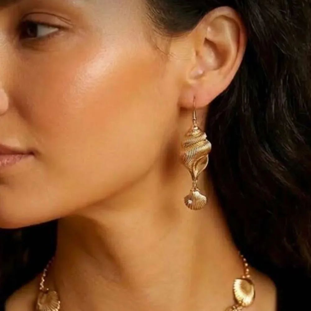 Elegant Gold Shell Earrings R200